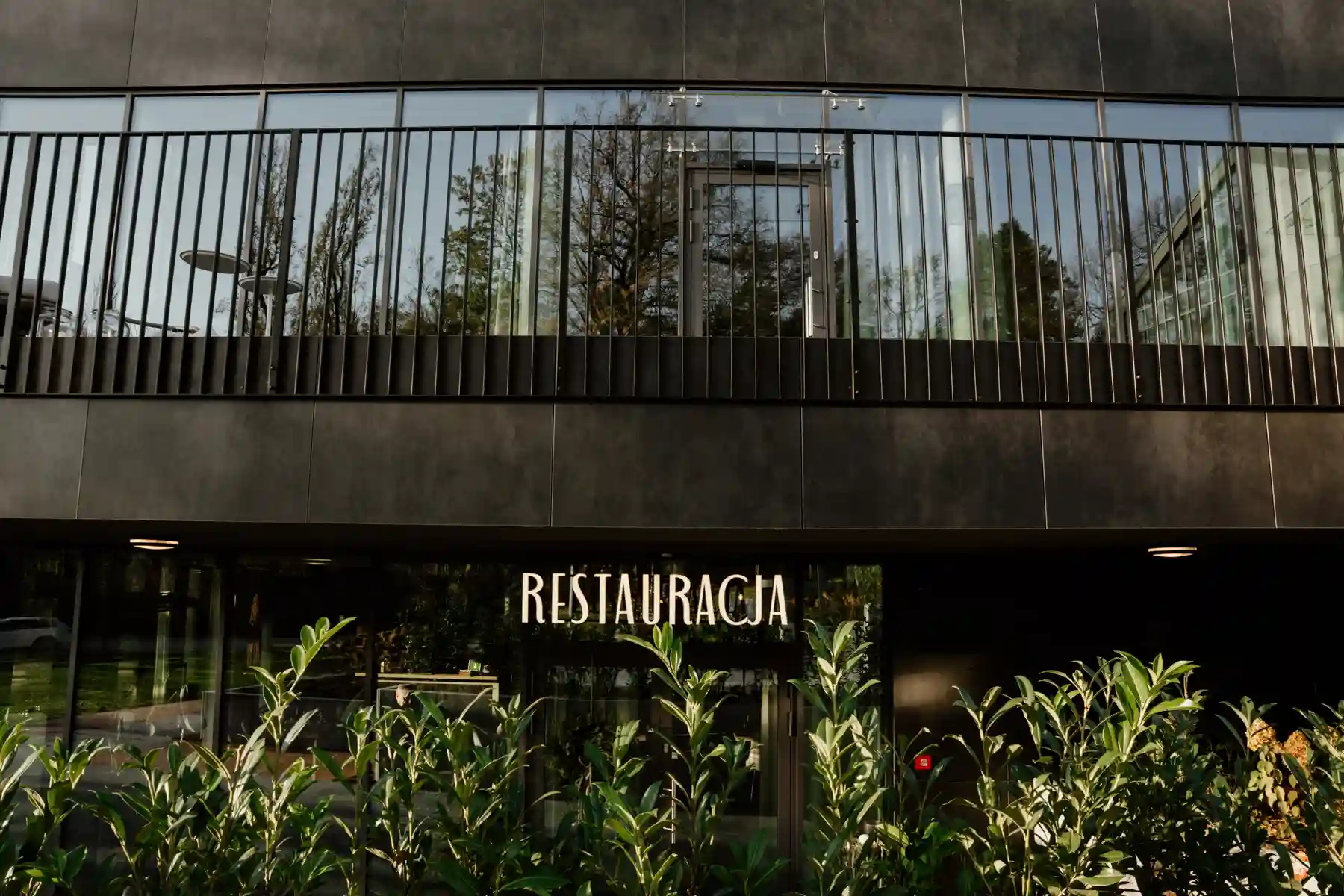 Wejście do restauracji Rudy Las.