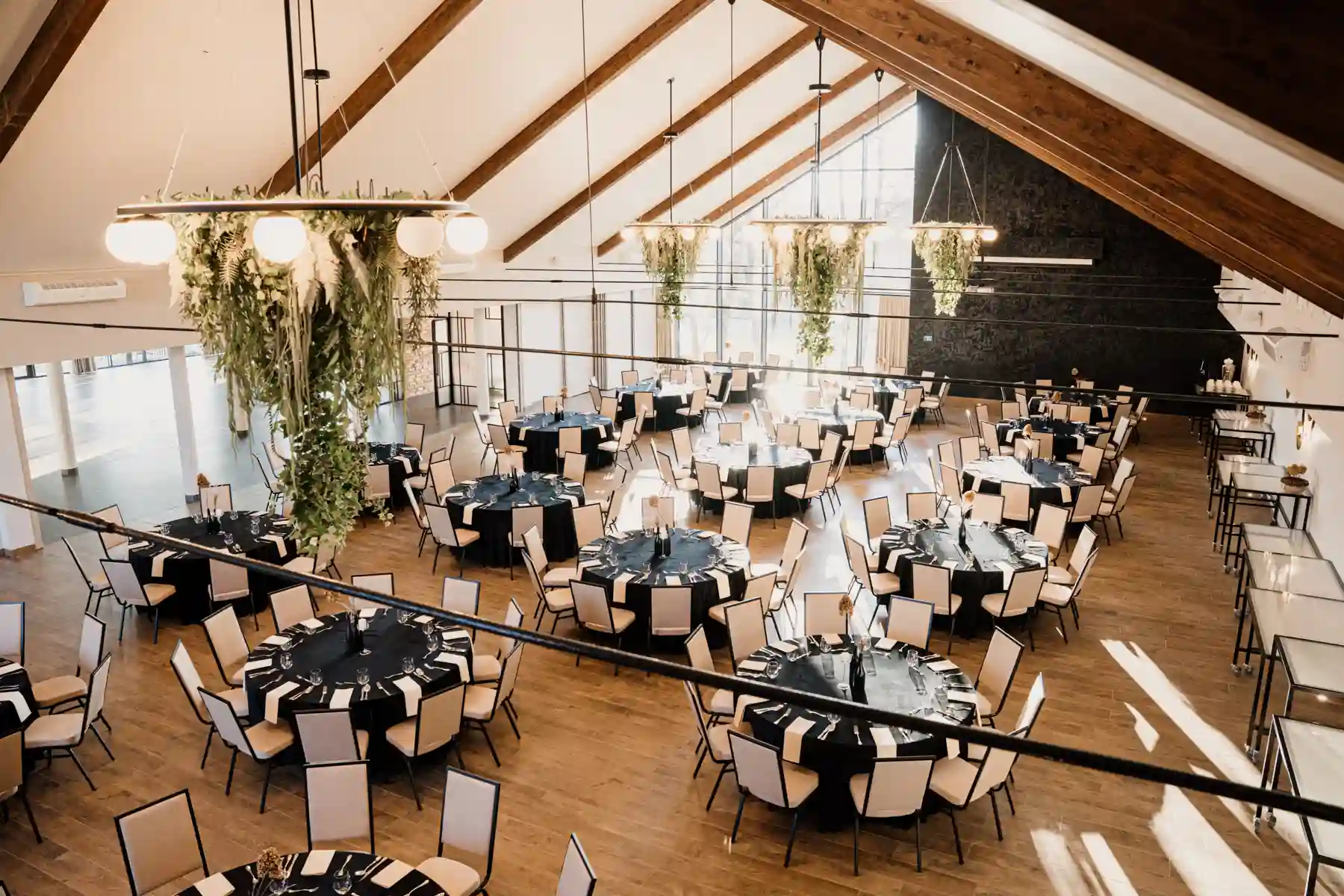 Sala bankietowa restauracji Rudy Las przygotowana na przyjęcie.